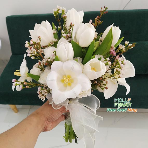 Bó hoa cầm tay cô dâu tulip trắng
