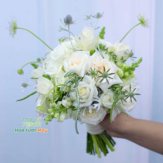 Bó hoa cưới cầm tay cô dâu