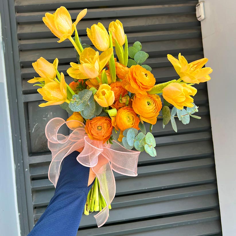 Bó hoa cưới cầm tay cô dâu tulip